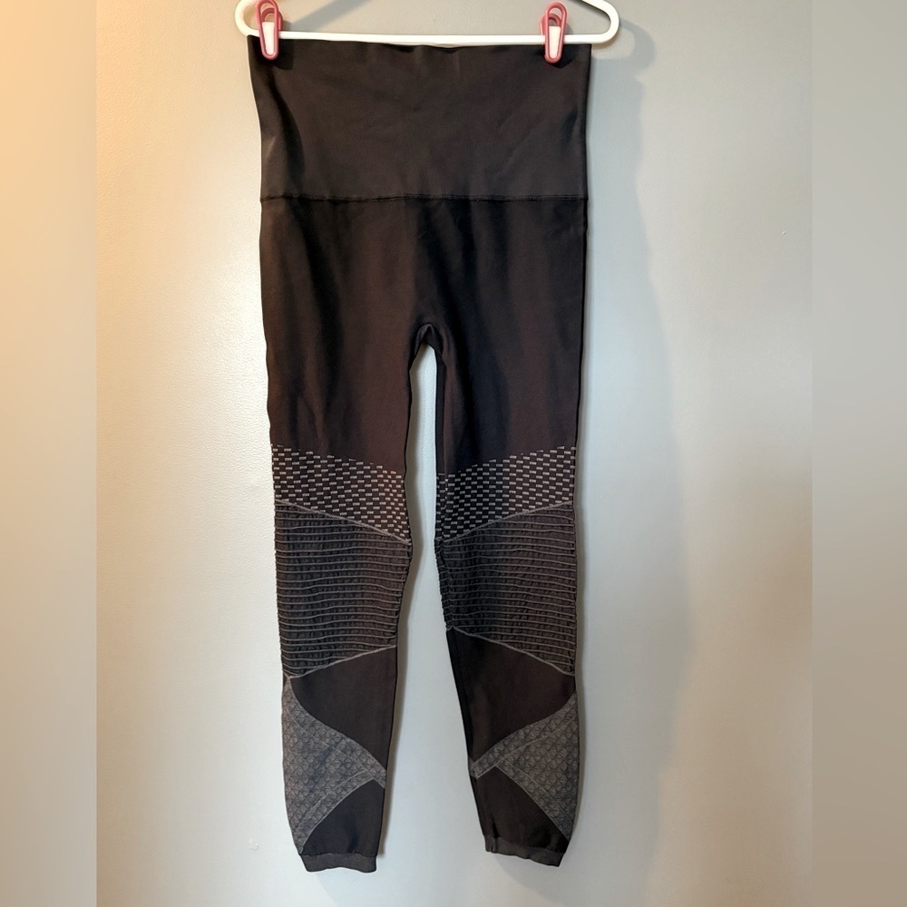 Spanx "Look At Me Now" In Black Womens Sz XL Yoga‎ Moto Leggings